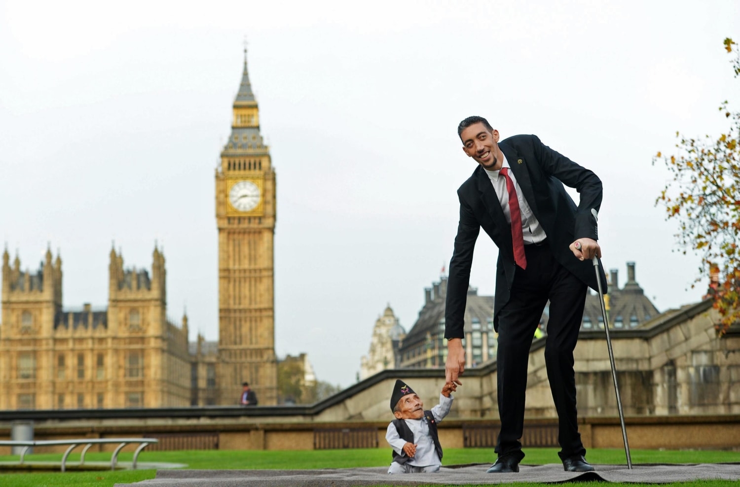World s Smallest Man Meets World s Tallest